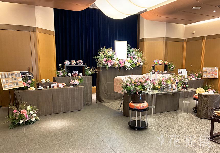 花祭壇の写真　折り紙の作品をお飾りし、秋と和をイメージした祭壇