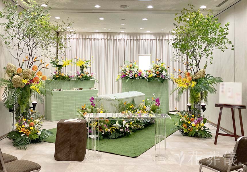 花祭壇の写真　ダイナミックなゴクラクチョカを使用し、シルバー系、グリーン系の葉物も入れたカラフル南国の空間をイメージして