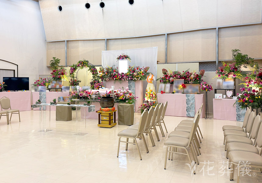 花祭壇ギャラリー　フラダンスのドレス・レイ・ぬいぐるみ・お写真なども一緒にお飾りした南国風の華やかな祭壇