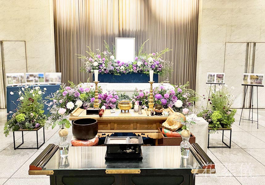 花の祭壇　お庭にある自慢の藤棚を思わせるような藤の花色と季節のコスモスをアレンジした祭壇