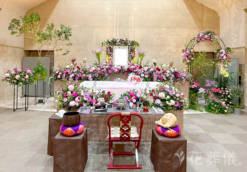 花の祭壇　思い出のバラ園をイメージしたバラのアーチと沢山の薔薇に囲まれた祭壇