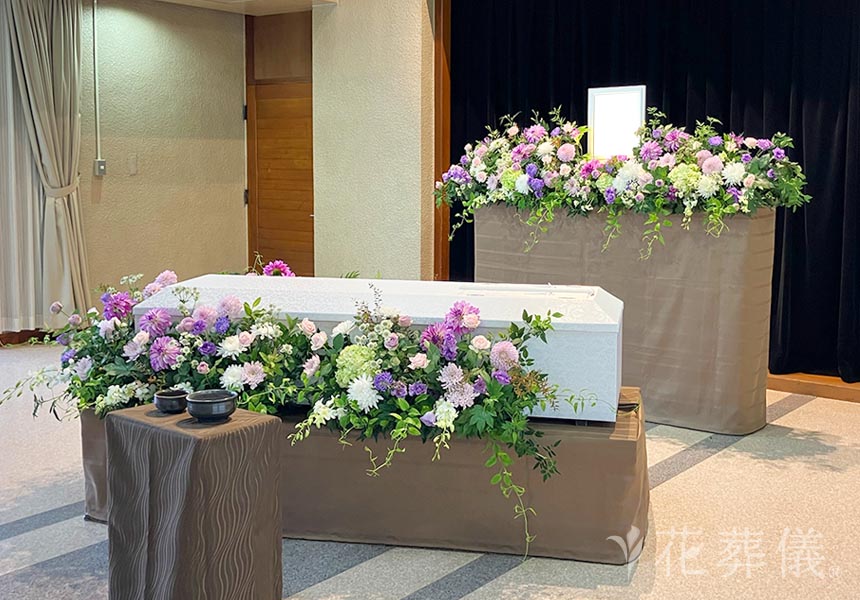 花祭壇のデザイン　お好きだったピンク、パープルなどのお色味で長男様、次男様おふたりでお母様を囲みお過ごしになる空間をイメージして