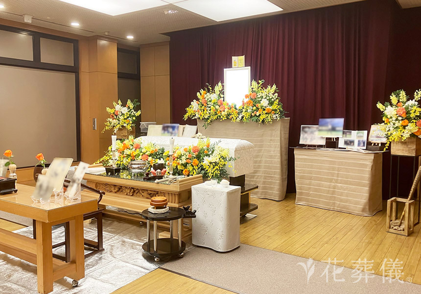 花葬儀の花祭壇　ジャイアンツカラーでお花をお飾りした世界でたったひとつの花祭壇