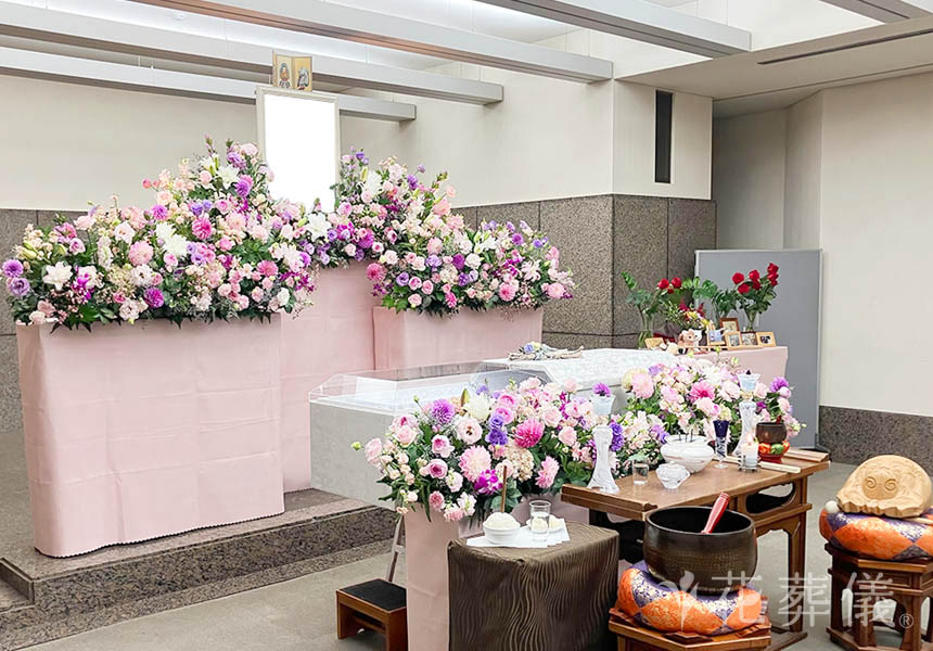 花の祭壇　お好きだったピンク紫系のお花を中心にお飾りした祭壇