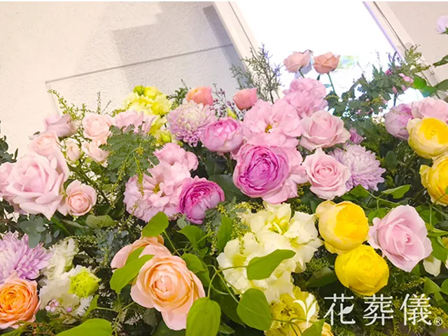 8種類のバラを贅沢に用い、華やかさの中にもやさしさが感じられる空間に仕上げています。