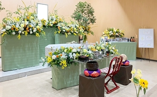 ルールに縛られない自由な花祭壇
