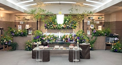 お父様らしさを散りばめた、家族の想いをつなぐ花祭壇