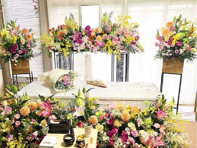 自宅葬で花祭壇を選ぶ魅力とは?メリットや注意点、実例を解説