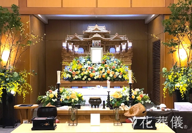 白木祭壇と花で故人様らしさを表現～伝統と想いを調和させた祭壇づくり～