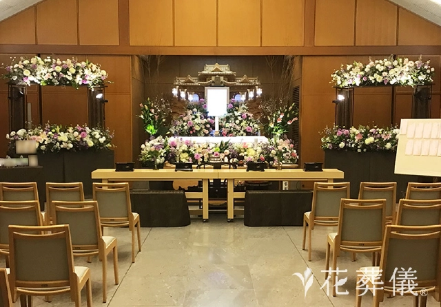 白木祭壇と花を組み合わせた演出例