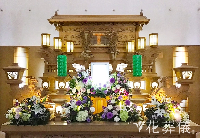 白白木祭壇に花を添えて、ご家族の想いのこもった葬儀にしましょう