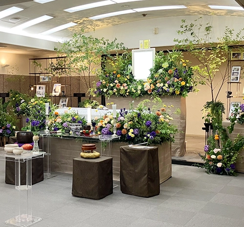 お父様らしさを散りばめた、家族の想いをつなぐ花祭壇