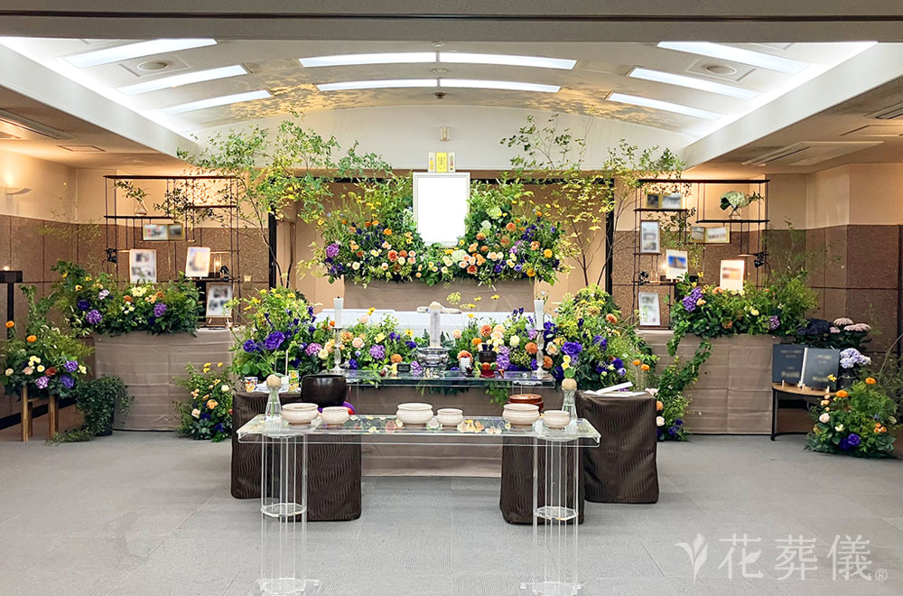 自然を纏っての花祭壇