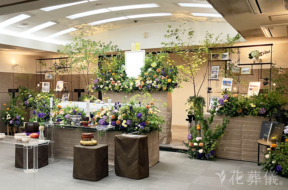 自然を纏っての花祭壇