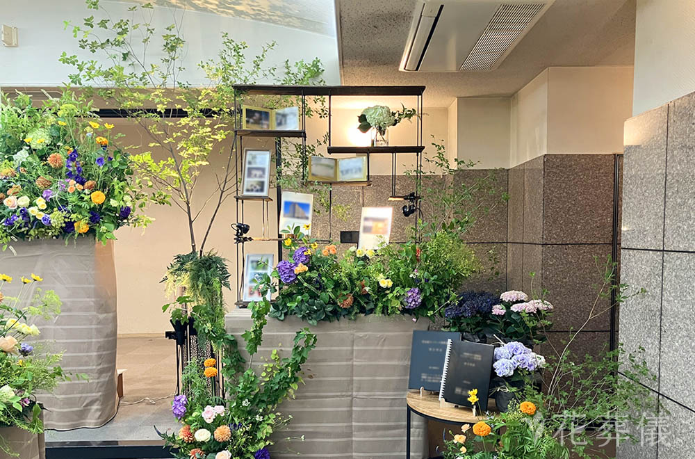 自然を纏っての花祭壇