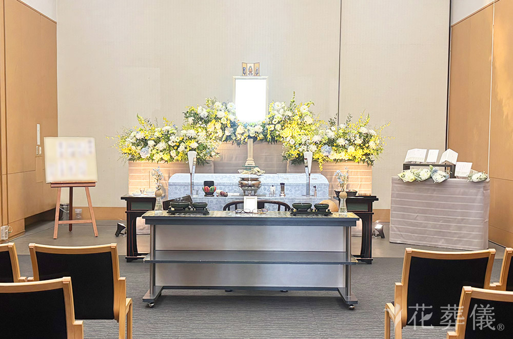 去りがたし日々にの花祭壇