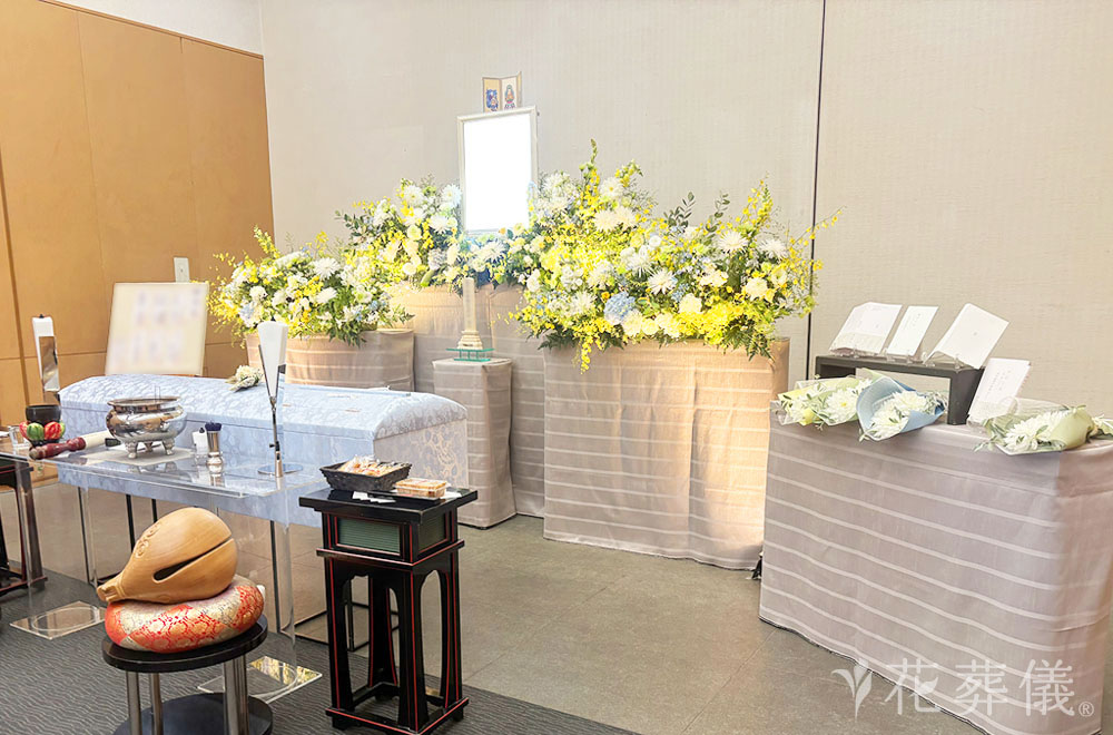 去りがたし日々にの花祭壇