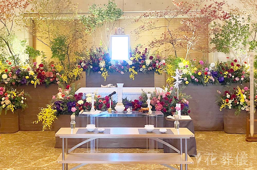 秋の自然の中で…の花祭壇