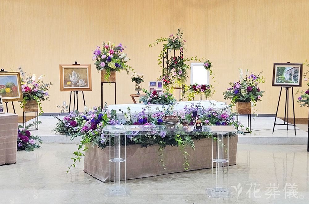 バラに包まれての花祭壇