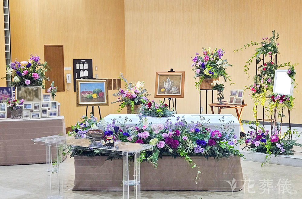 バラに包まれての花祭壇