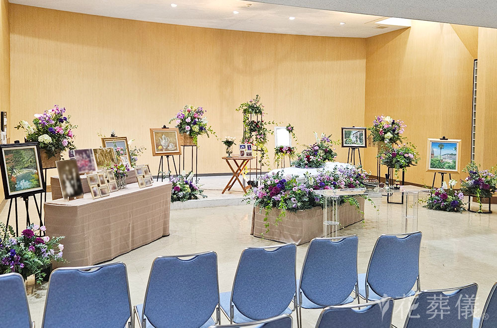 バラに包まれての花祭壇