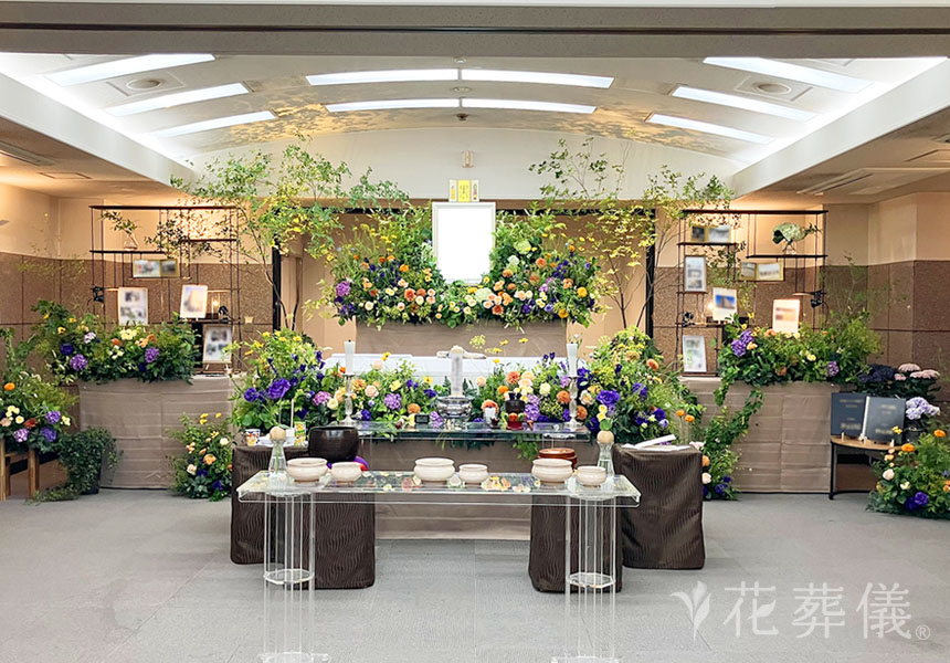 花葬儀の花祭壇　ご自宅の窓から見える四季折々の木々や花の景色を再現した世界でたったひとつの花祭壇