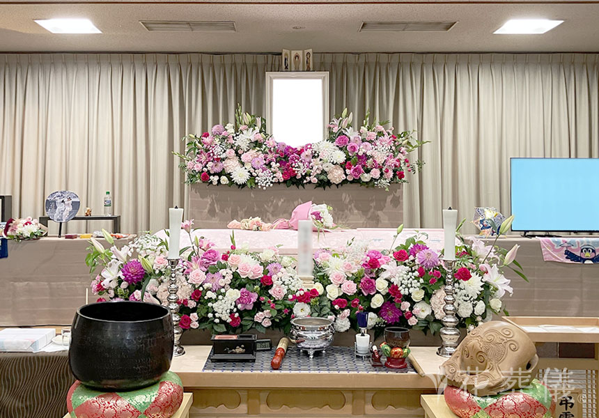 花葬儀の花祭壇　感謝のお花束とお好きだったピンクのお花とヤクルトスワローズグッズでお飾りした世界でたったひとつの花祭壇