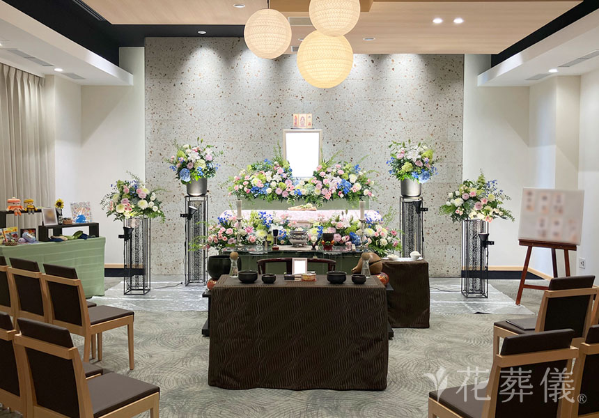 編み物の作品と淡いピンク系のお花とブルーのアジサイでお飾りし、ご家族皆さんで温かくお見送りする空間をイメージして