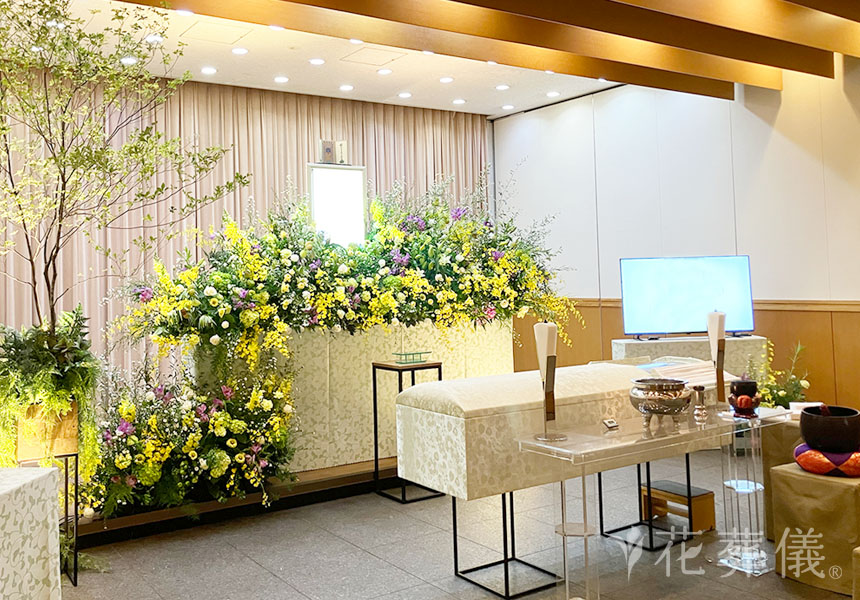 大好きだった沢山のお花でお飾りしたアシンメトリーの仏式デザインの祭壇