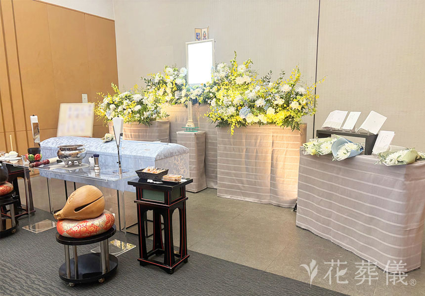 花祭壇の写真　お好きだったダリアのお花を使って、いつもの日常の感じる空間をイメージした祭壇