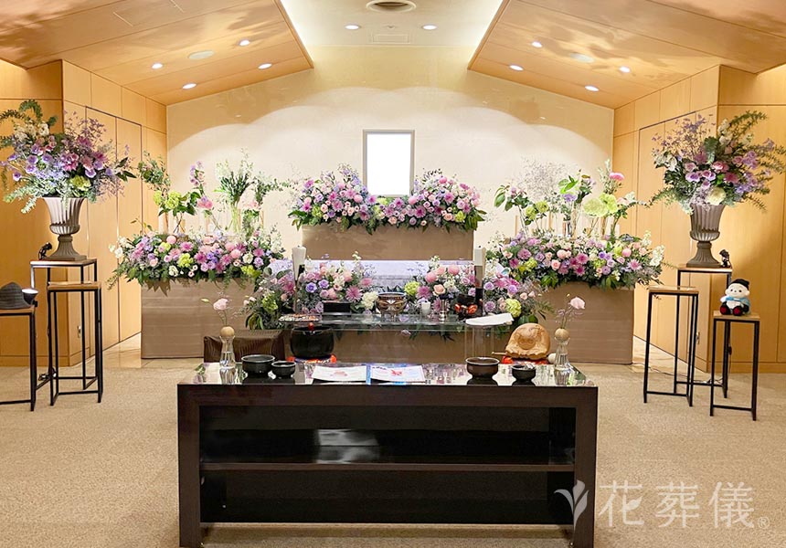 花祭壇のデザイン　行きつけだった喫茶店「銀巴里」のような雰囲気を演出した華やかに優雅な空間をイメージして