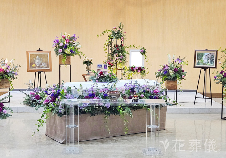 花祭壇の写真　バラのお花と油絵の作品や懐かしいお写真をお飾りし皆様で温かくお過ごしになる空間をイメージして