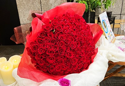 葬儀で飾られた144本のバラ