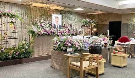 ご夫婦の結婚披露宴のような演出を施した祭壇