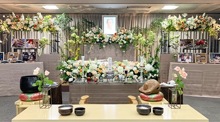 カメラがお好きだったお父様の写真展のような演出をした祭壇