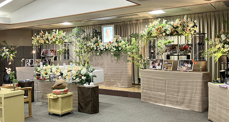 カメラがお好でしたので、写真展のような演出をしました