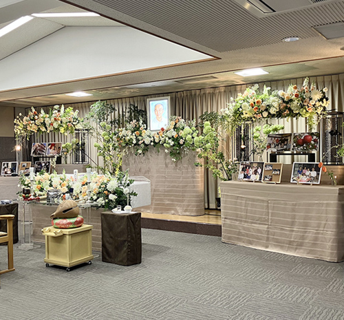 カメラがお好でしたので、写真展のような演出をしました。