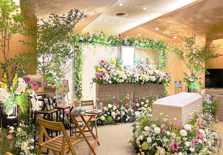 花祭壇の写真　モッコウバラを再現したアーチをくぐった先に優しい笑顔の奥様が待っている可愛い空間をイメージして