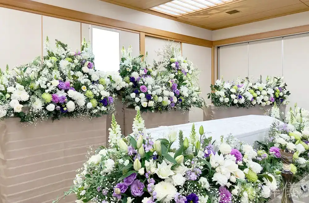 おごそかにの花祭壇