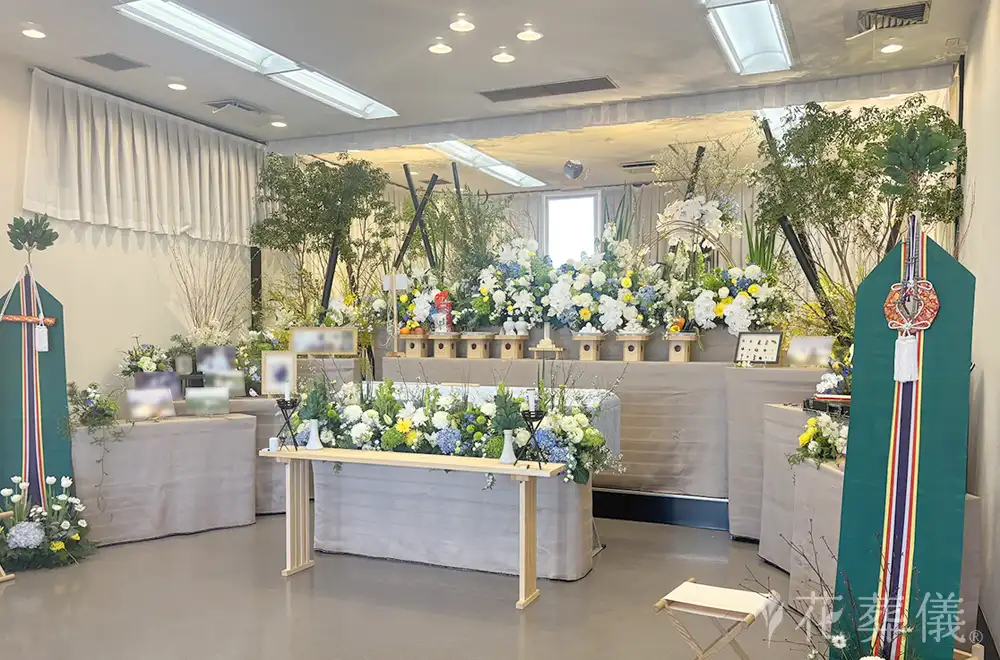 森に響く 優しい音の花祭壇