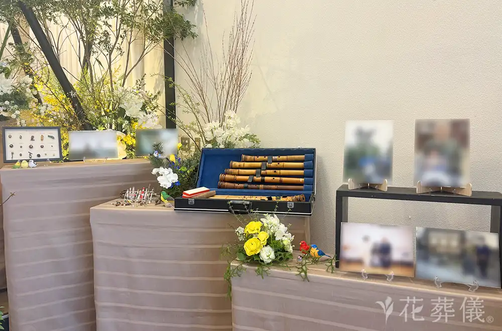 森に響く 優しい音の花祭壇