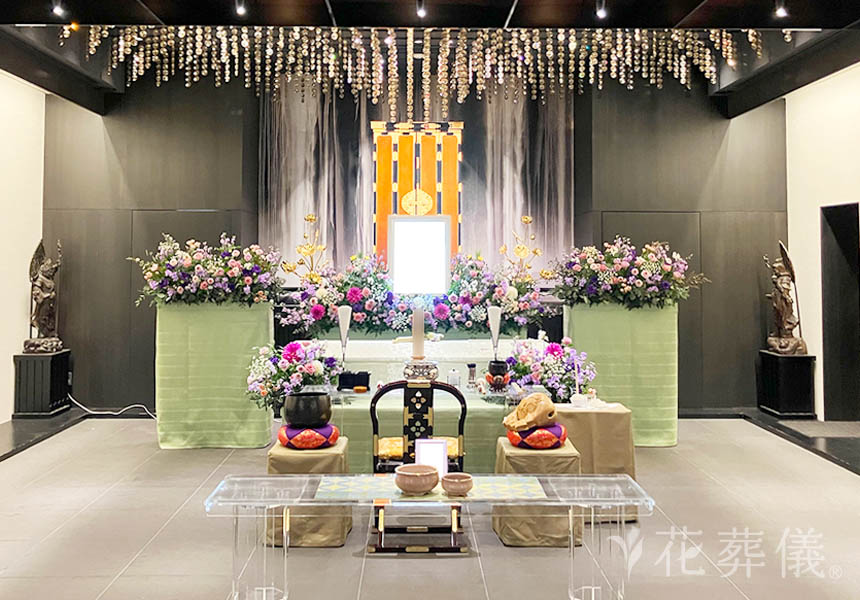 花祭壇の写真　大好きな紫色をメインに､優しいピンクと水仙のお花で 奥様らしい空間をイメージして