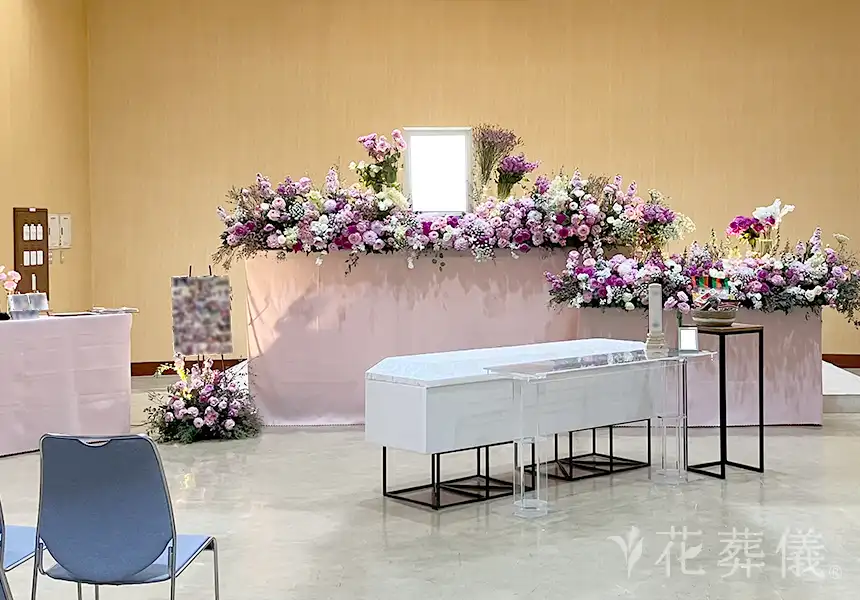 花祭壇の写真　春の花のバラやカーネション、スイートピー、ラナンキュラスで春の香りいっぱいの空間をイメージして