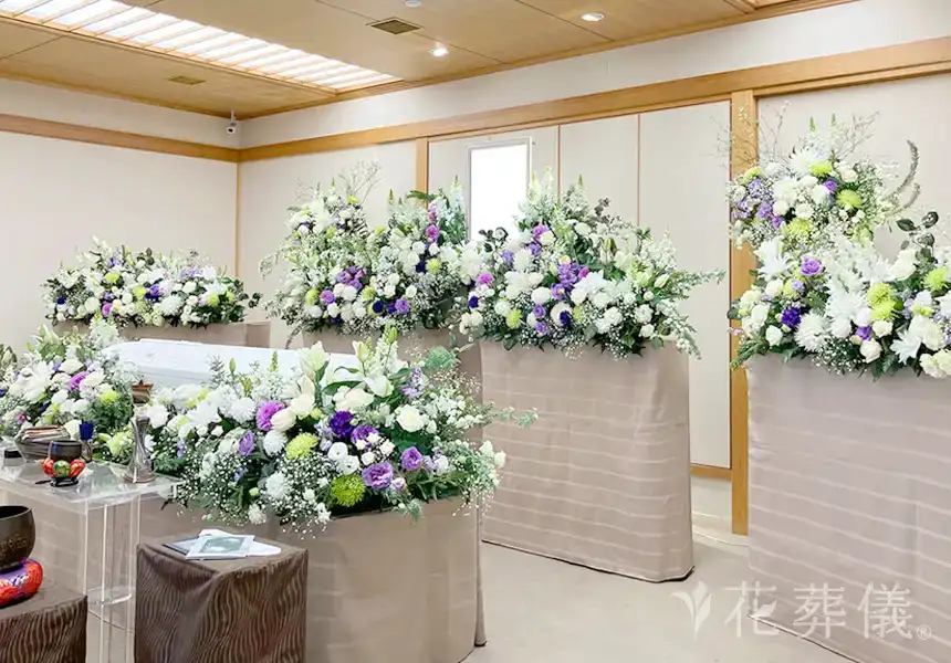 花祭壇の写真　白グリーンを基調としたお花を中心にポイントでパープルのお花を入れて上品な空間をイメージして