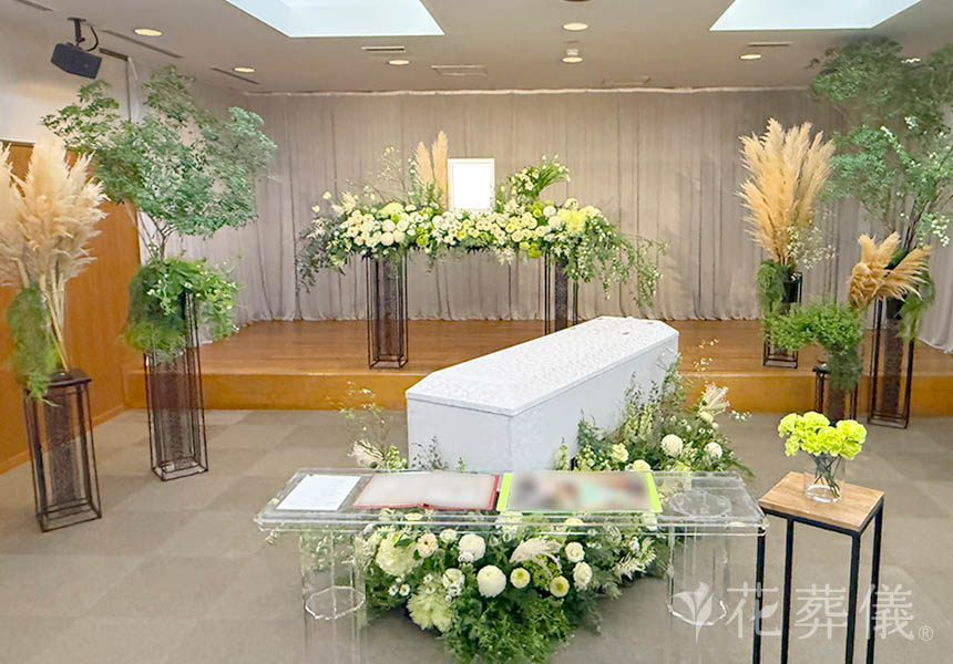 花葬儀の花祭壇　ご家族で行った神代植物園のパンパスグラスをテーマに、家族の象徴でもあるクマのぬいぐるみをモチーフに花でクマを作ってお飾りした世界でたったひとつの花祭壇