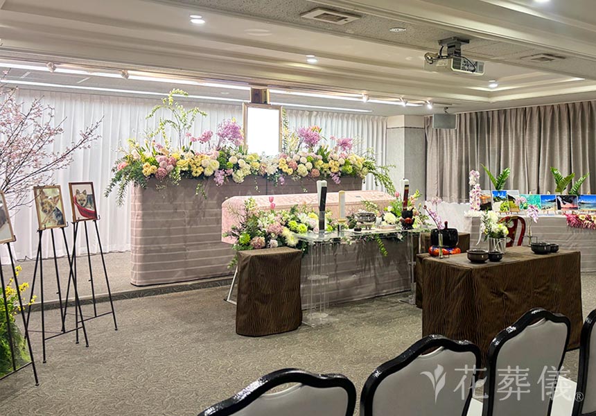 花葬儀の花祭壇　お好きなフラダンスと海をイメージしたデンファレのレイをお飾りし、よく歩かれていた散歩コースの土手をイメージした桜と菜の花をあしらった花祭壇