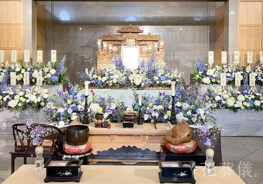 花葬儀の花祭壇　几帳面でしっかり物。そんなお人柄をブルーやパープルのお花でイメージした世界でたったひとつの花祭壇