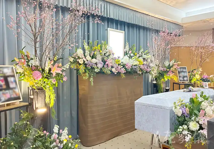 花葬儀の花祭壇　胡蝶蘭など沢山のお花と、育てていらっしゃった、ツバキ、バラ、ユリ、チューリップを祭壇に取り入れた世界でたったひとつの花祭壇