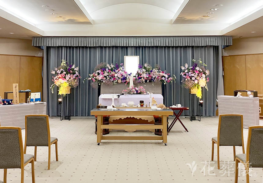 花祭壇の写真　お母様へご家族からの感謝と愛、尊敬をお伝えするお別れの空間をイメージして