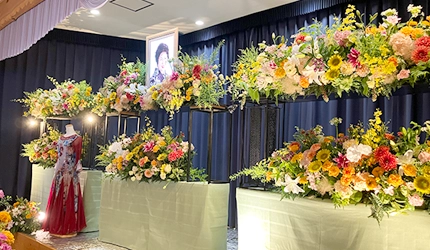 アクティブで明るく華やかなシャンソンをイメージした祭壇